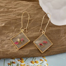 Load image into Gallery viewer, Unique Real Dried Flower Resin Earrings
