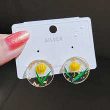 Load image into Gallery viewer, Unique Real Dried Flower Resin Earrings